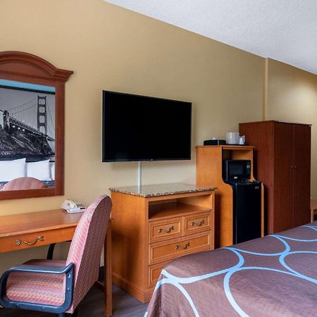 Super 8 By Wyndham Salisbury Hotel Exterior foto