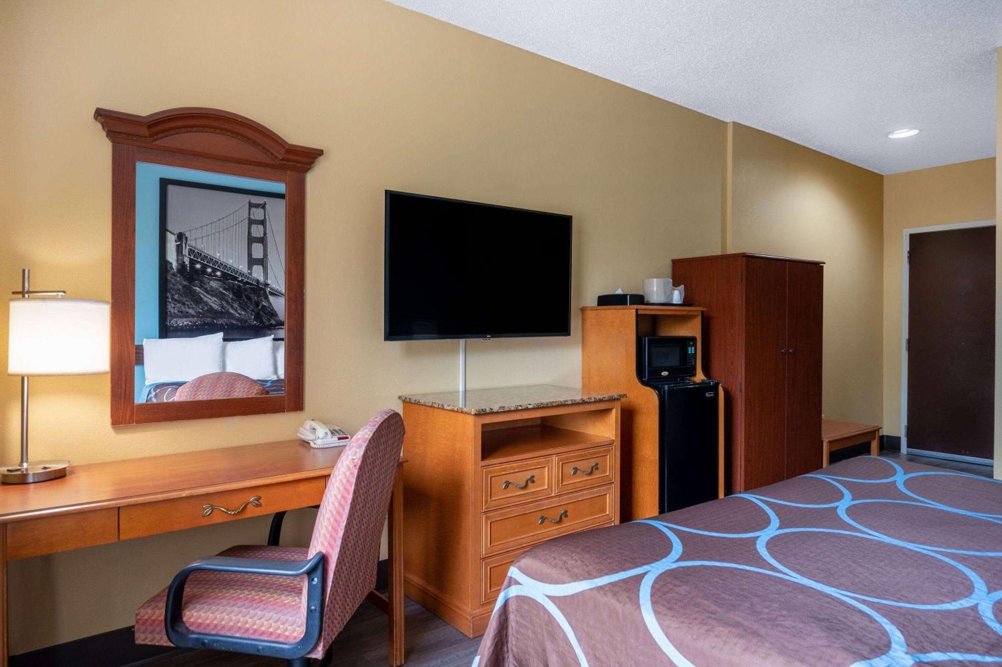 Super 8 By Wyndham Salisbury Hotel Exterior foto