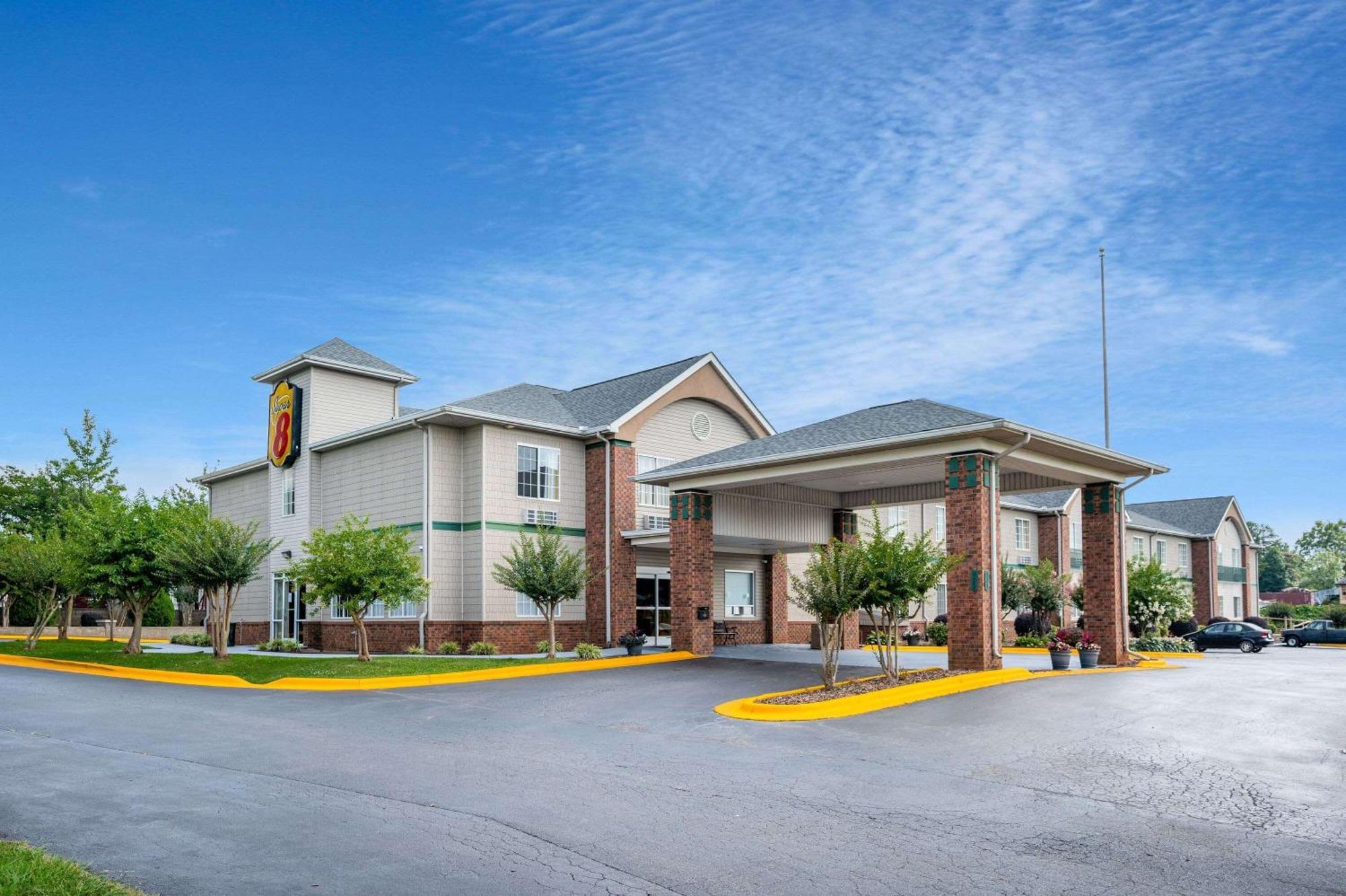 Super 8 By Wyndham Salisbury Hotel Exterior foto