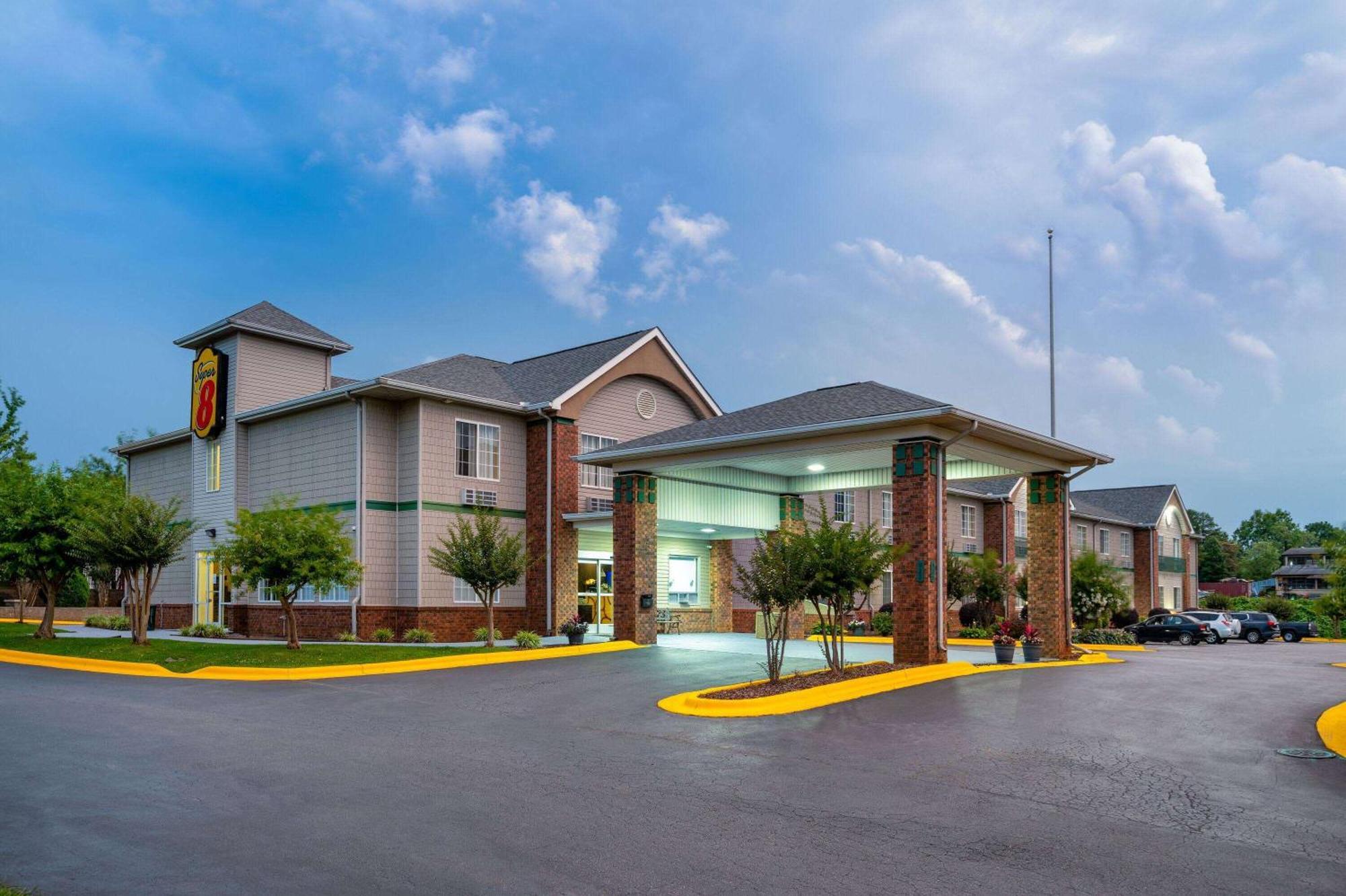 Super 8 By Wyndham Salisbury Hotel Exterior foto