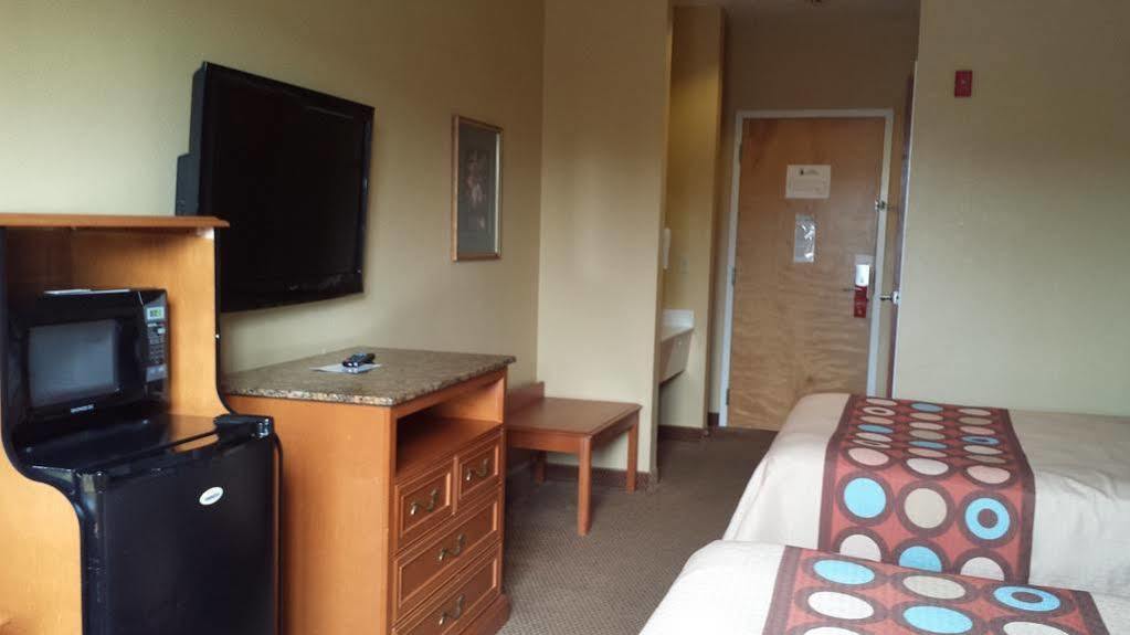 Super 8 By Wyndham Salisbury Hotel Exterior foto